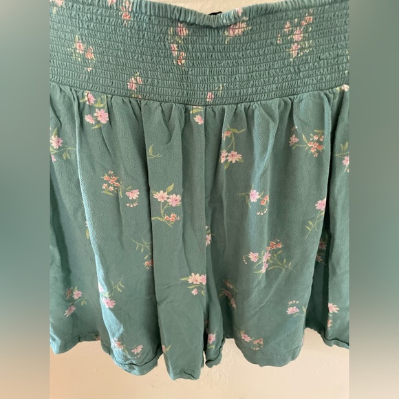 ✨American Eagle Green Floral Smocked Shorts Size S - Picture 7 of 7